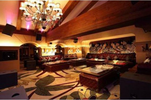 山城火辣VS蜀地悠扬，谁家夜生活更精彩？